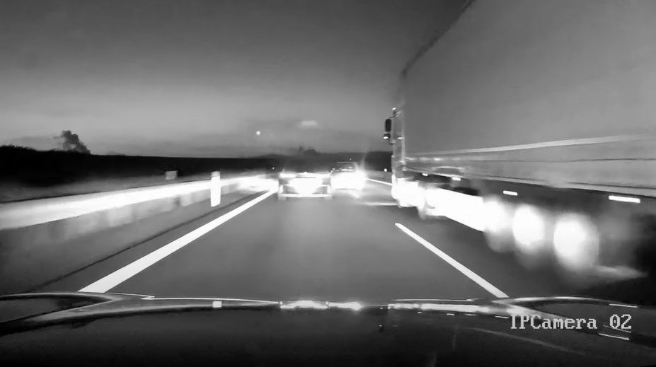 Řidič BMW trhal rekordy na D7. Kolem hlídky se prohnal rychlostí 237 km/h