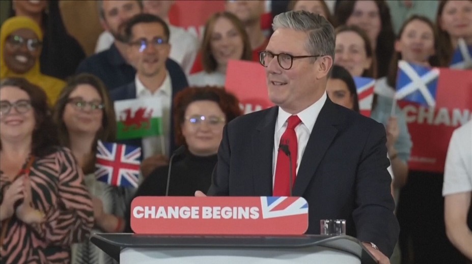 Rezignujte, vyzvala Starmera jeho vlastní strana. Britský premiér odejít nechce