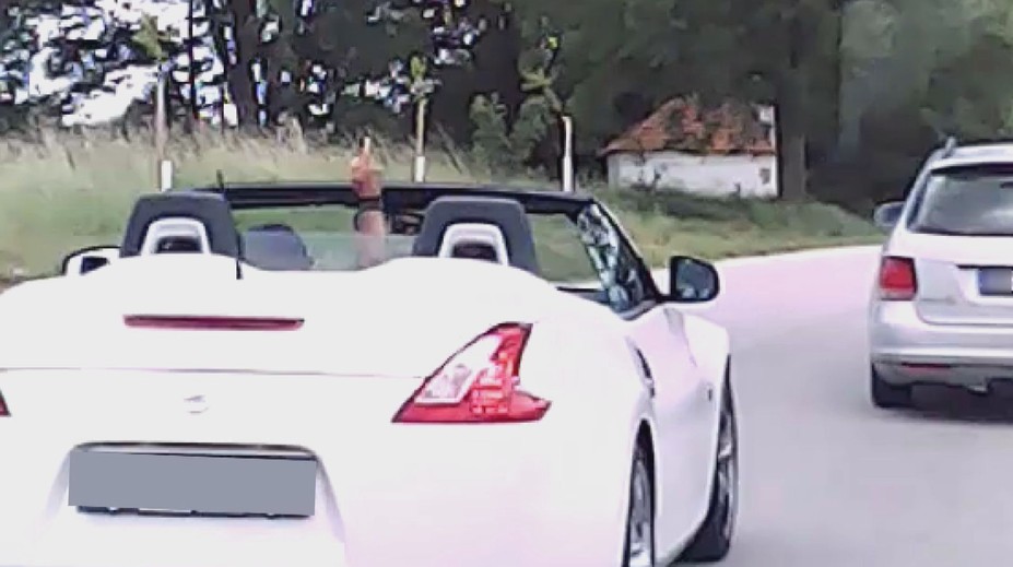 VIDEO: Šílená jízda řidiče sporťáku. Při předjíždění ještě agresivně gestikuloval