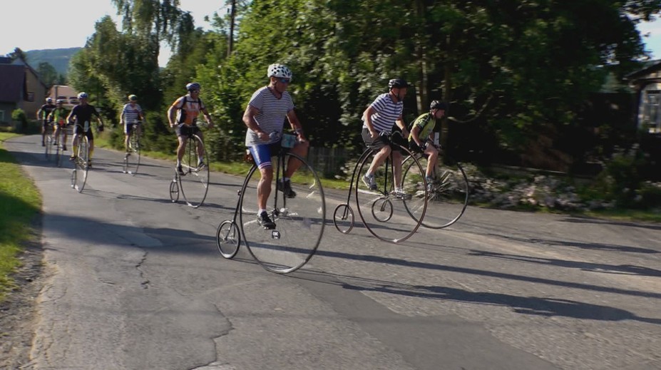 Skupina velocipedistů vyjela po trase závodu z roku 1893, skončí v Berlíně