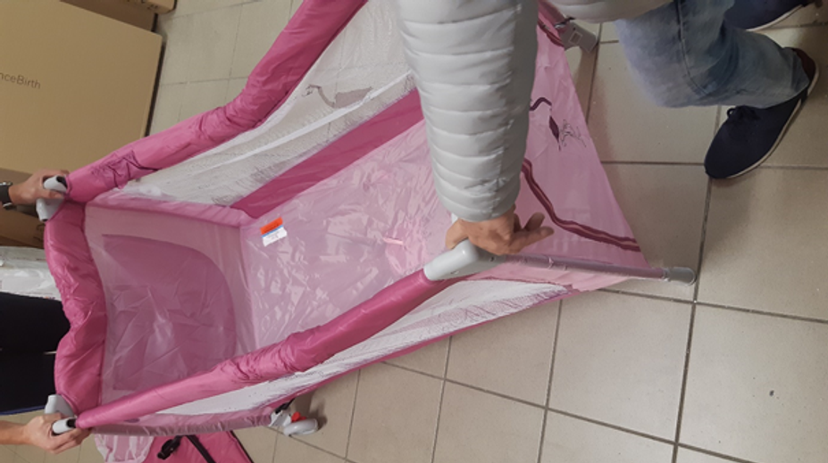 Nemáte ji doma? Nebezpečná dětská postýlka se může snadno převrátit