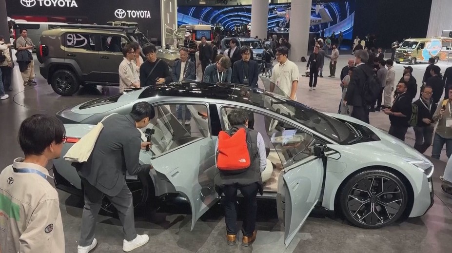 Tokio se stalo centrem automobilového světa. Toyota tam předvedla elektrické letadlo