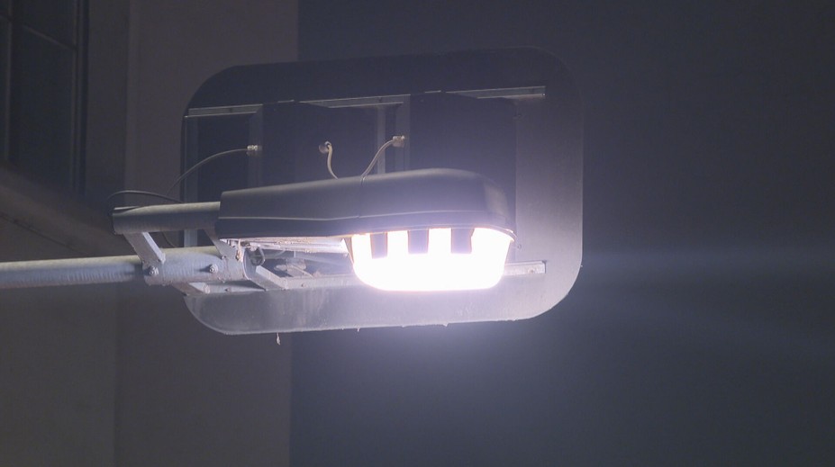 Praha trvá na výměně pouličního osvětlení za bezpečnější LED lampy. Změní ale odstín světla