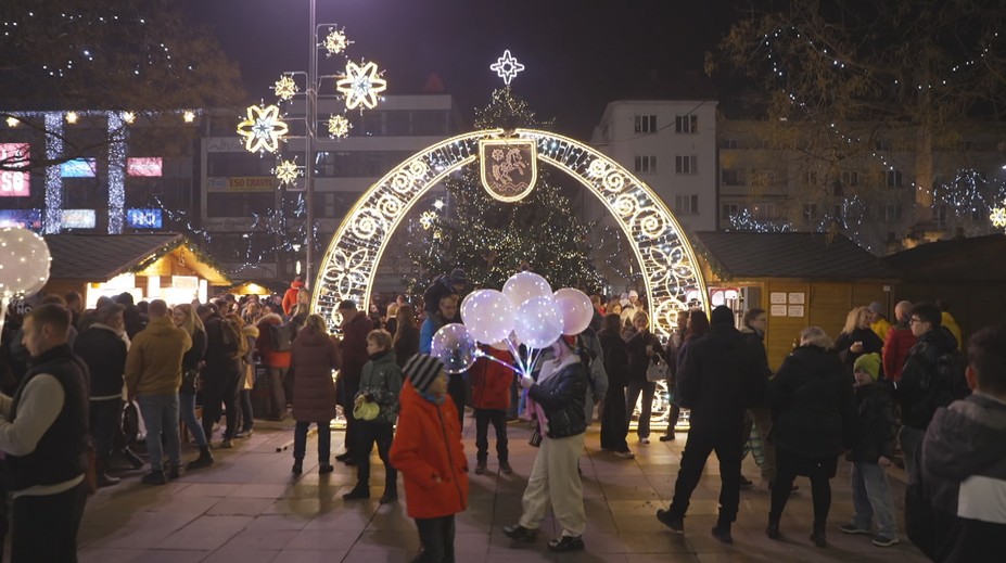 V Ostravě začaly adventní trhy. Je to 100 let od prvního rozsvícení vánočního stromu
