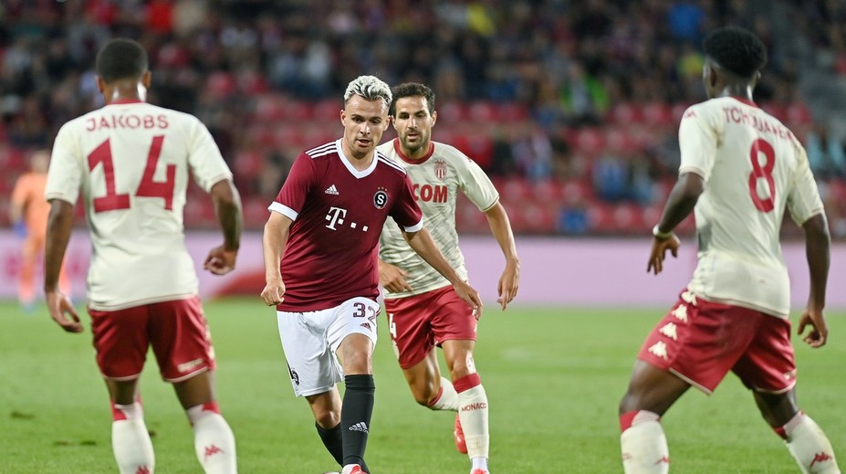 Slavné Schalke i Polsko. Spartu s Jabloncem opouští hráči
