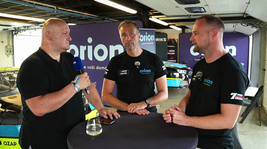 Jak vypadá den na autodromu? Závodníci popsali testování v extrémních vedrech