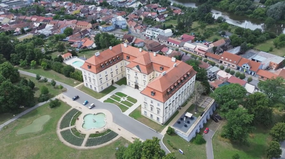 Zámek v Napajedlech bude lidem nadále nepřístupný. Zastupitelstvo ho odmítlo koupit