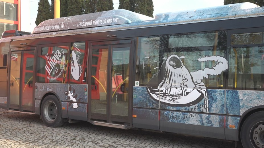 Na oknech autobusů MHD v Jihlavě už nebude reklama. Cestujícím to vadilo