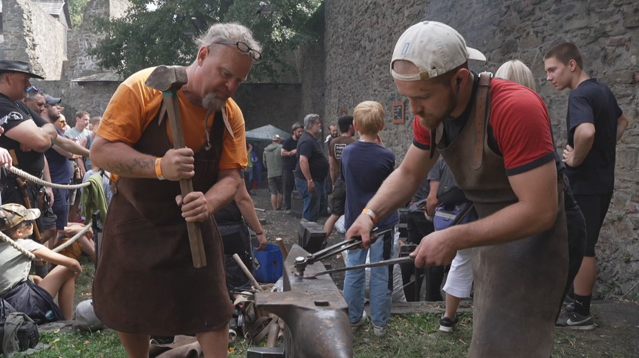 Do Česka se sjeli kováři z celého světa. Své umění předvádí na hradě Helfštýn