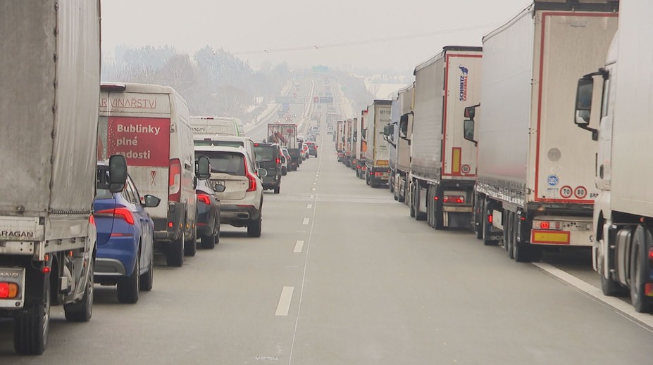Provoz na D1 zkolaboval. TV Nova cestu otestovala, štáb do Brna málem nedojel