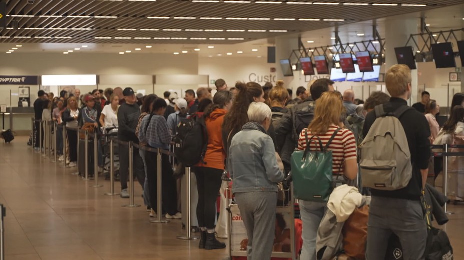 Người dân kẹt ở nước ngoài đối mặt với nhiều vấn đề