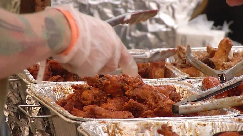 Americké Buffalo pohostilo tisíce lidí kuřecími křidélky. Nechyběly ani soutěže