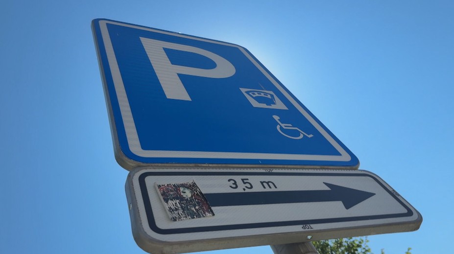 Tesco zavádí na parkovištích varovné značky. Hrozí tisícové pokuty