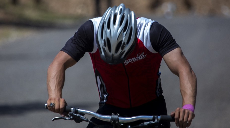 Trapas iráckého cyklisty, spadnul těsně před cílem. Teď je hitem internetu