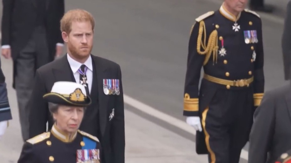 Velké ponížení prince Harryho. Veřejně ho označili za uplakánka