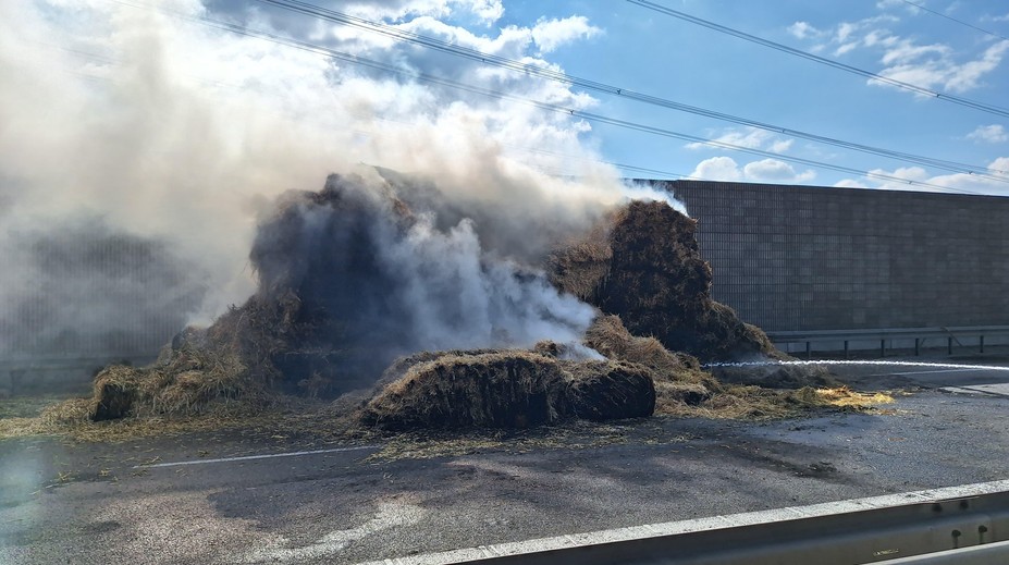 Hai vụ hỏa hoạn chặn đường D8. Lửa thiêu rụi rơm hướng về Praha, xe tải ở Ústí thì cháy.