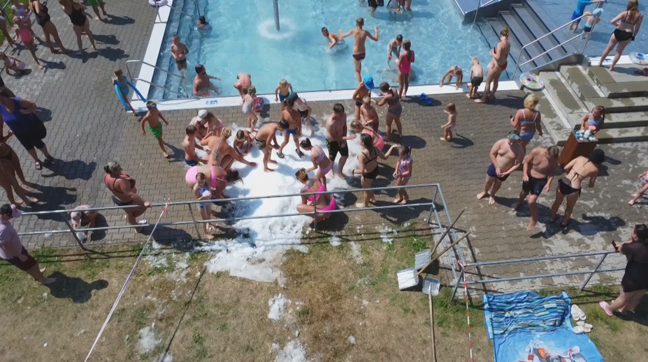 Náchod překvapil letní koulovačkou. Na koupaliště dovezli dva kubíky sněhu