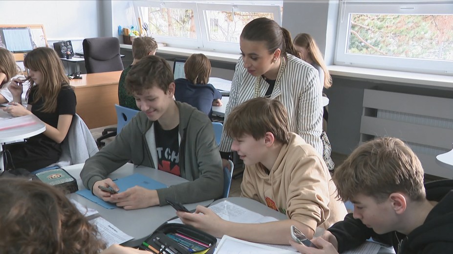 Vláda chce zákaz mobilů na základkách. Ať si to školy určí samy, tvrdí opozice
