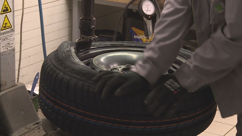 S přezutím na zimu příliš neotálejte. Termíny v pneuservisech se rychle plní