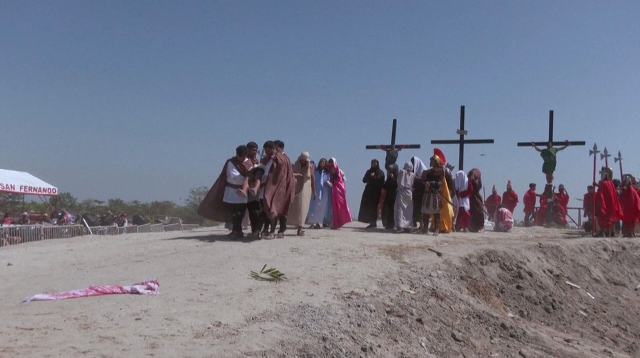 Na Filipínách slaví Velký pátek v jiném stylu. Dobrovolníci se nechávají
ukřižovat