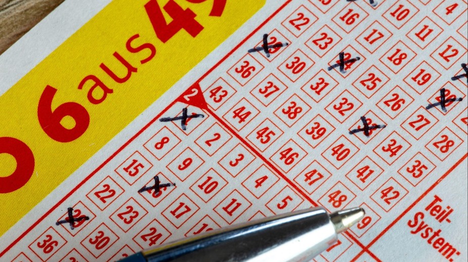 Muž vyhrál desítky milionů, ale netuší to. Tiket mu vzal zaměstnanec benzínky