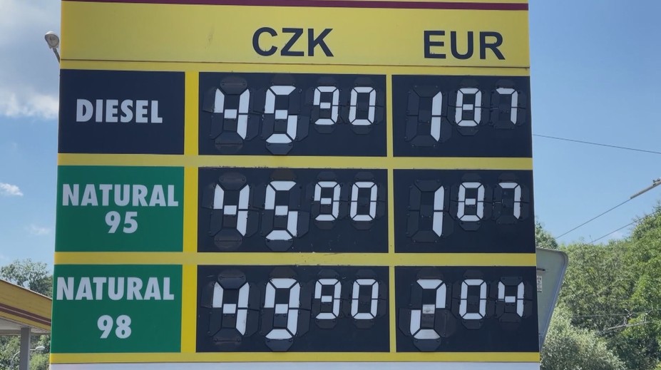 Dovolená autem se prodraží. Kde se vyplatí natankovat cestou na jih?