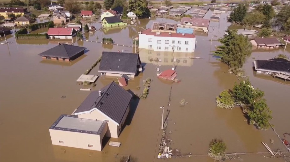 Nová Ves zapojila už třetí čerpadlo. I tak bude trvat, než se lidé vrátí domů