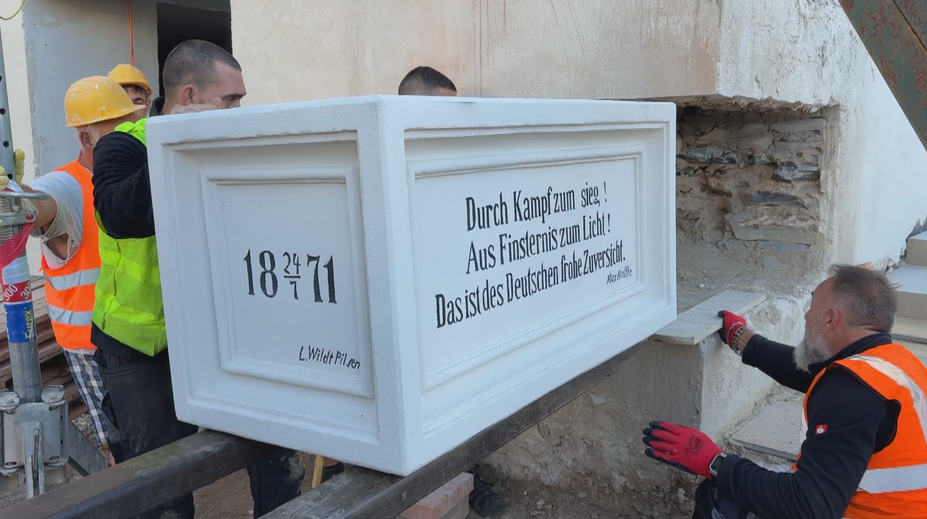 Řemeslníci našli 80 let ztracený historický kámen. Město už ví, co s ním udělá