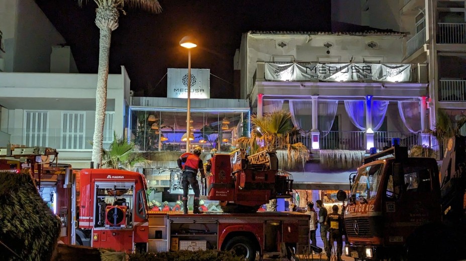 V oblíbeném letovisku se zřítila terasa restaurace. Čtyři mrtví, přes 20 zraněných
