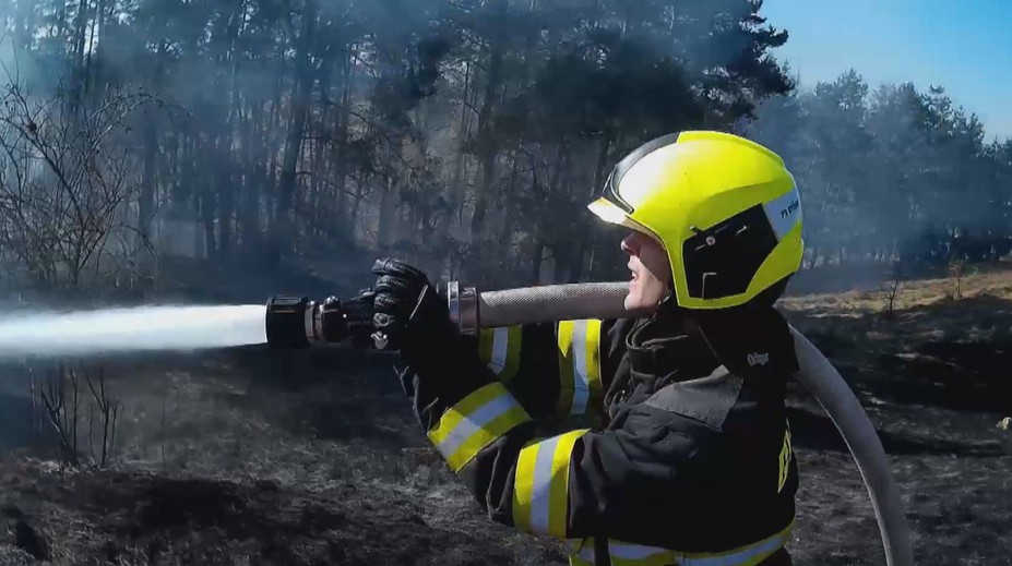 Lidé se pustili do jarního úklidu zahrad. Hasiči varují před vypalováním trávy