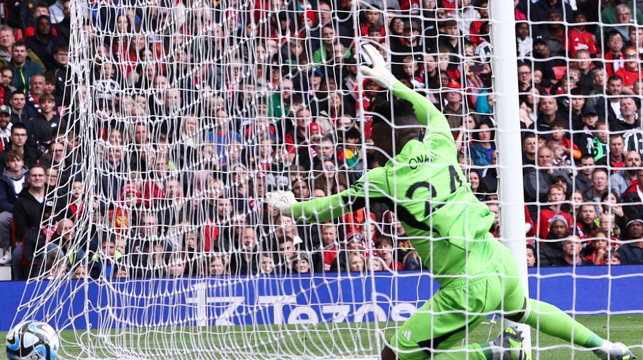 Nové posily United selhaly. Onana dostal gól z půlky, Mount minul prázdnou bránu