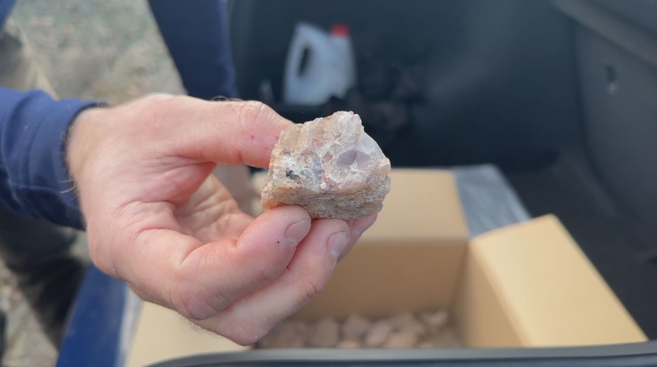 Krušnohorské lesy ničí kopáči polodrahokamů. Hrozí jim obrovské pokuty