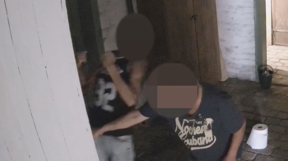 Zloděj šel přeštípnout zámek kleštěmi, ty mu vyrazily přední zuby