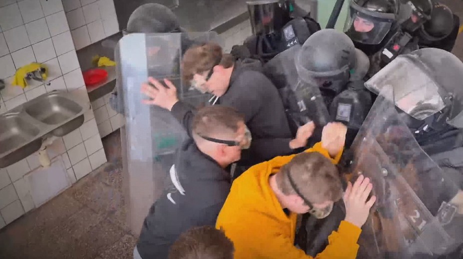 Policisté a vězeňská služba trénovali zásah ve věznici. Cvičili potlačení vzpoury