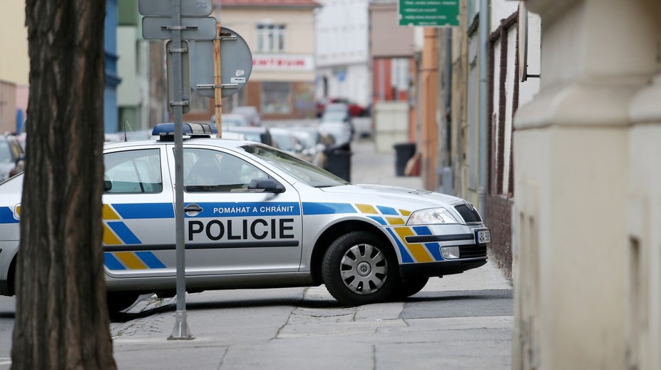 Matka v bytě ve Varech našla mrtvou dceru. Podezřelý z vraždy seděl u dveří