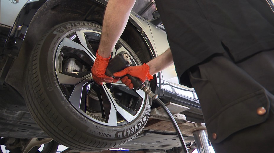 Někteří řidiči už přezouvají auta. Ještě je brzy, počkejte, radí pneuservisy