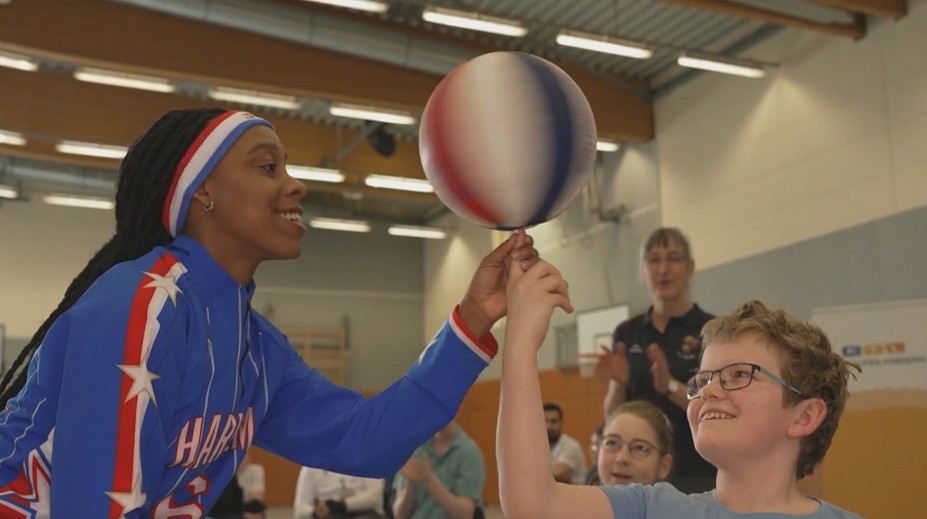 Hráči Harlem Globetrotters si v Německu zkusili basketbal na invalidním vozíku