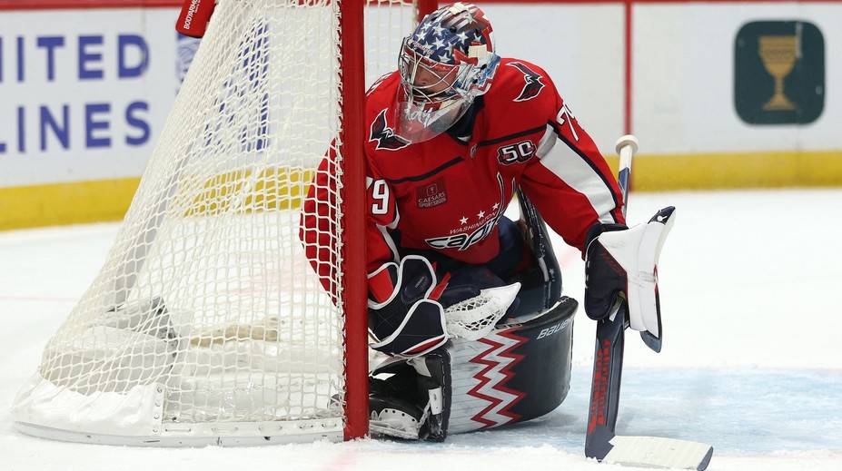 Kuriózní moment v NHL. Brankář Washingtonu si dal nevídaný vlastní gól