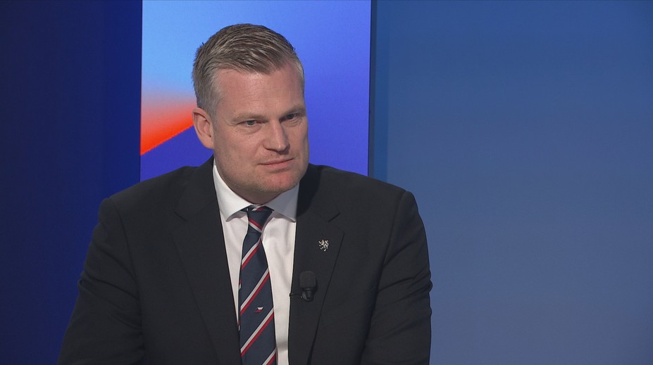 Turek phản ứng trước chỉ trích về khả năng tiếng Anh của mình