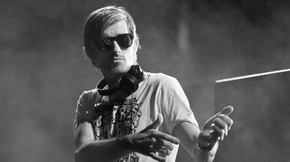 Zemřel DJ Kavinsky (†50). Autora světoznámého hitu našli mrtvého v jeho domě