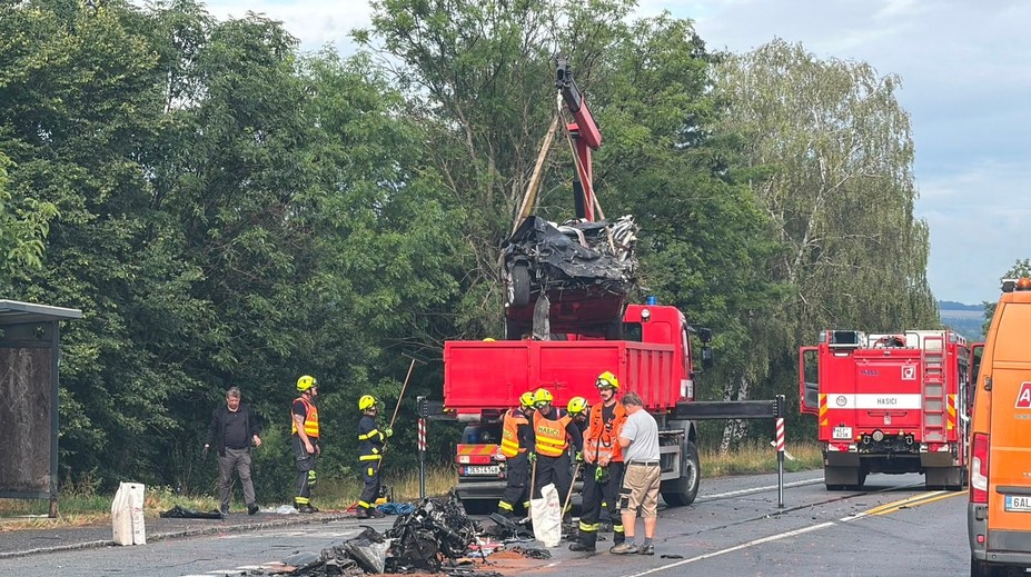 U Litomyšle se srazilo auto s náklaďákem. Dva lidé zemřeli, další jsou zranění