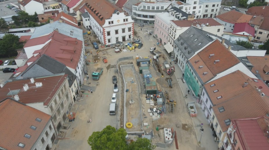 Rekonstrukce centra Velkého Meziříčí nabírá zpoždění. Podnikatelé i řidiči zuří