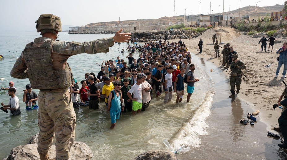 Desetitisíce migrantů už Ceutu opustily. Nedali nám ani chleba, stěžují si