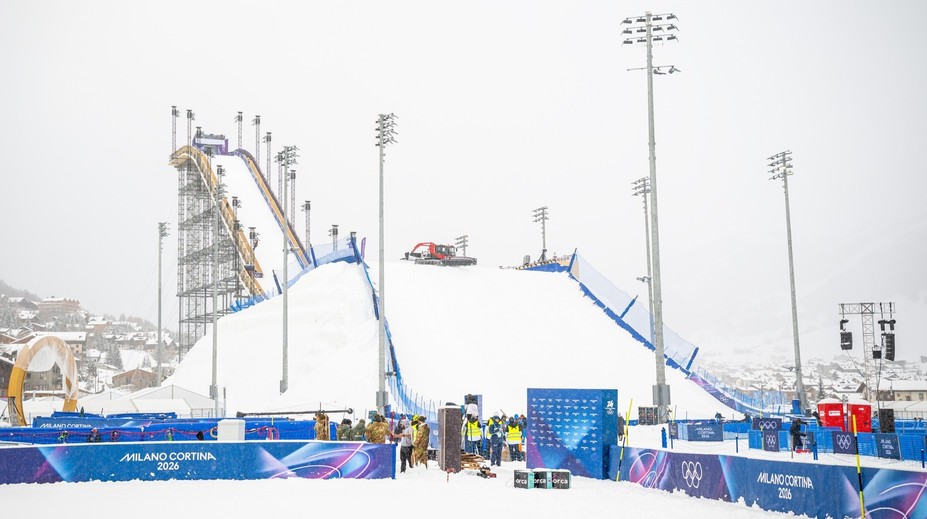 Perla zimních her: Český snowboardista létá ve vzduchu pod světly
