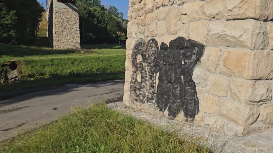Vandal poškodil historický železniční most. Na fasádu nastříkal obří graffiti