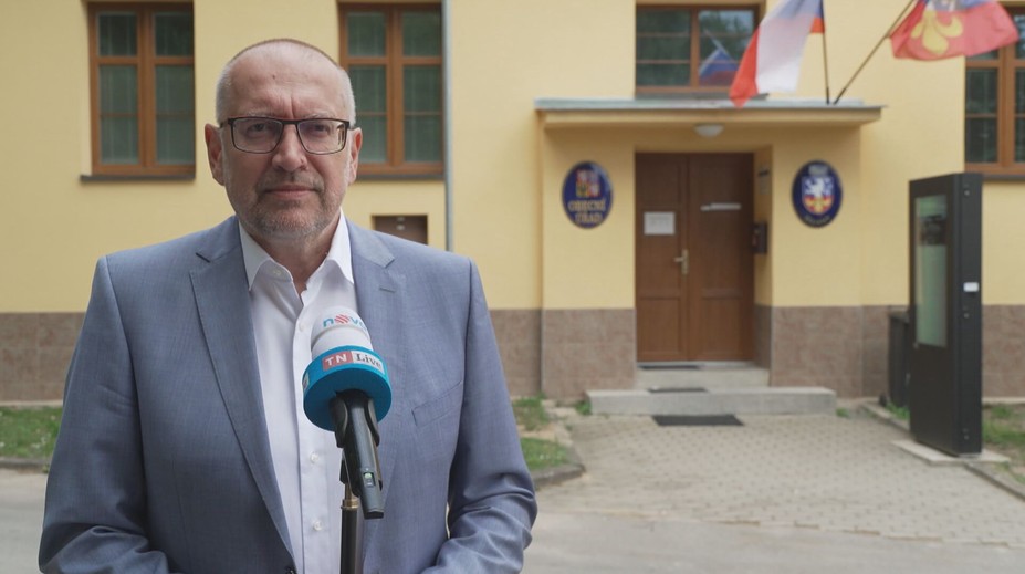 Vysvědčení pro ministra školství Beka: Dostal dvojku z chování za papalášství