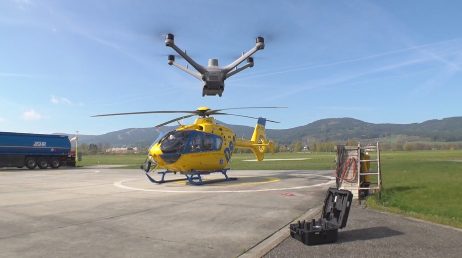 Policie dopadla pilota dronu, který v Liberci ohrozil vrtulník. Hrozí mu i vězení