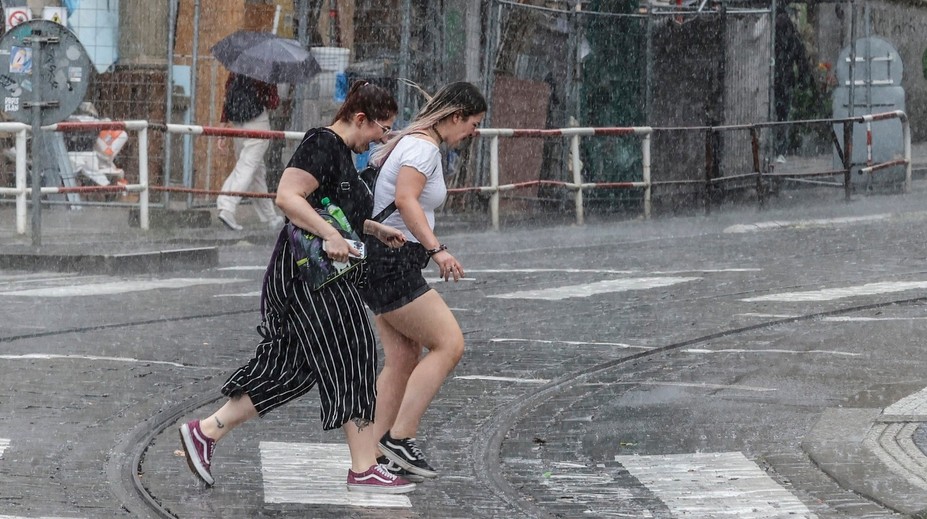 Na Česko se žene studená fronta. Teploty prudce klesnou, bude pršet a hrozí bouřky