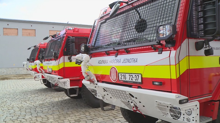 Česká armáda převzala prvních šest hasičských vozů ve Štěpánově