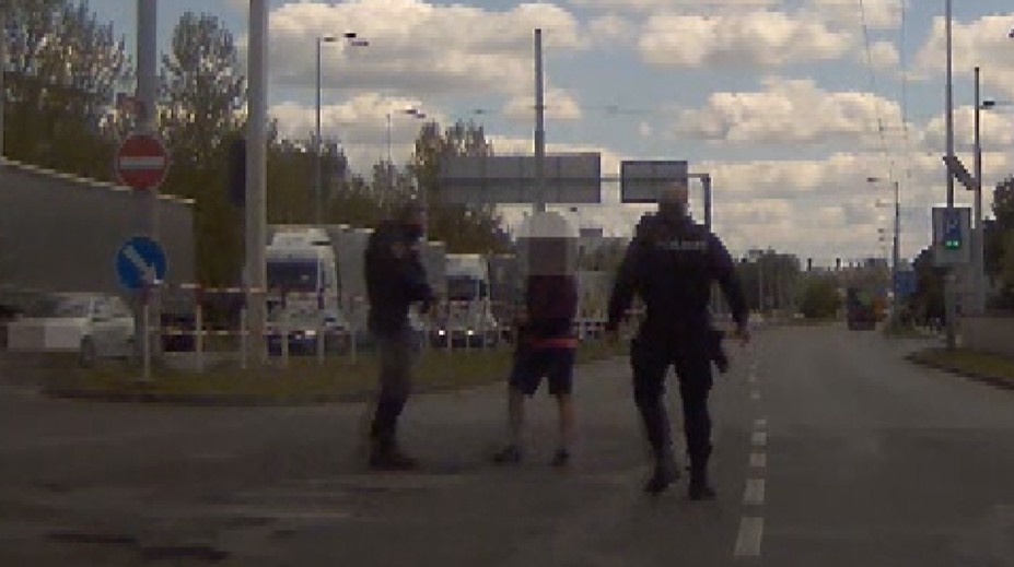 Zatmění za volantem: Mladík neudržel auto na silnici, hlídce pak zatancoval!